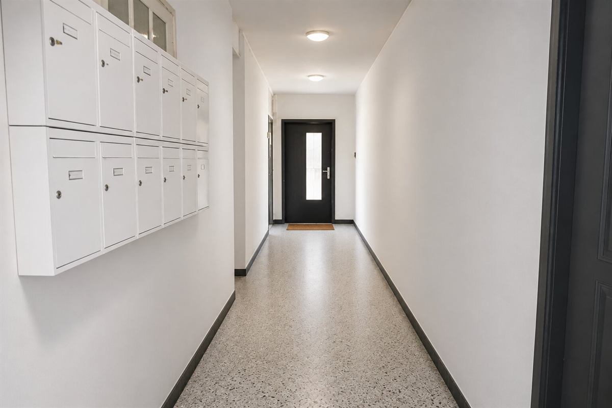Derselbe Hausflur nach der Instandsetzung, hell und sauber