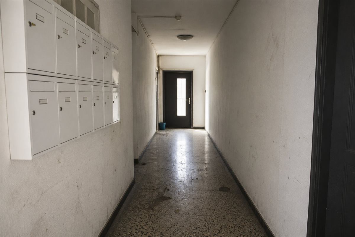 Ungepflegter Hausflur mit Briefkastenanlage vor der Instandsetzung